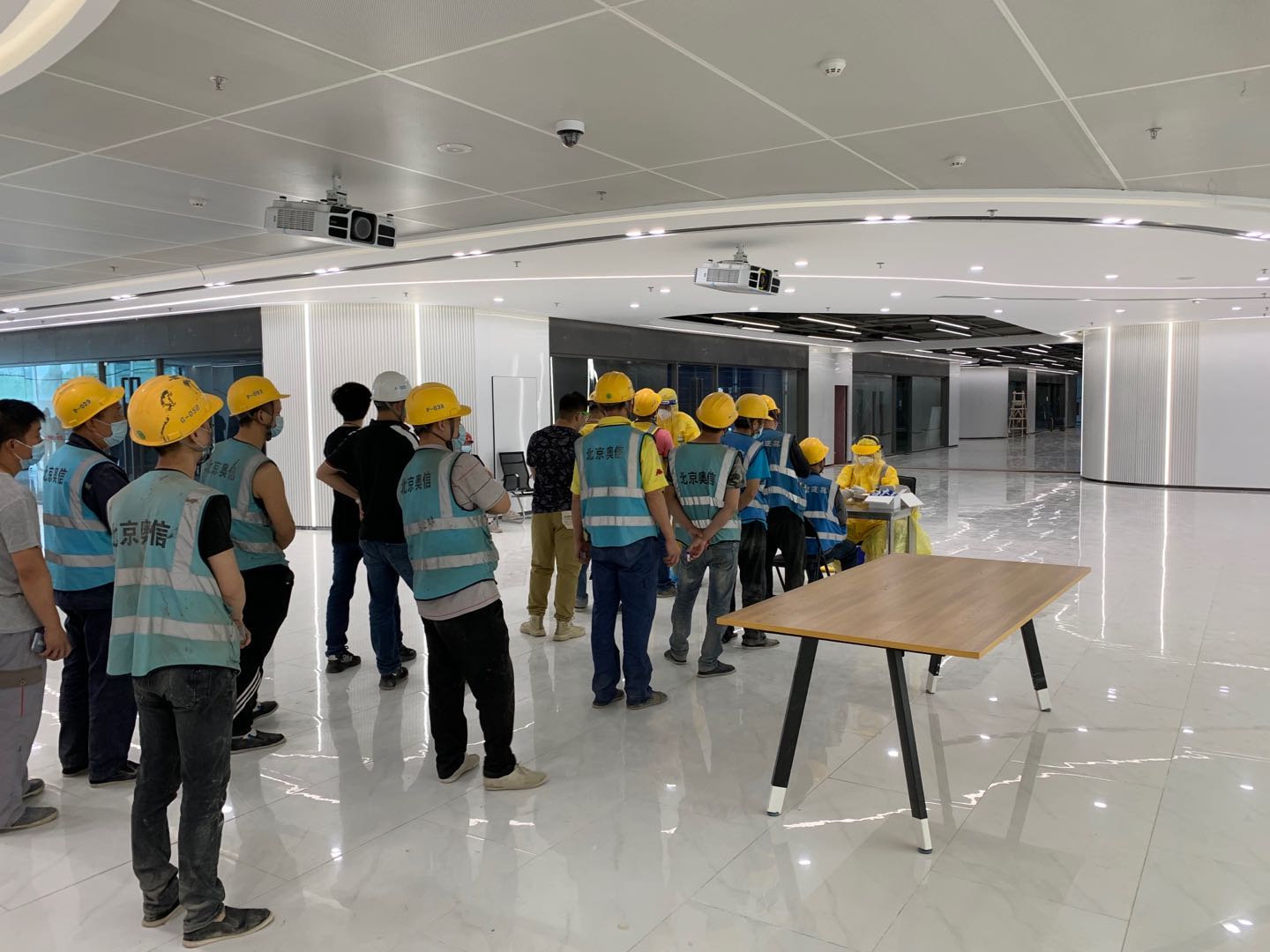 為加強(qiáng)疫情防控工作，公司組織項(xiàng)目部全體員工做核酸檢測(cè)